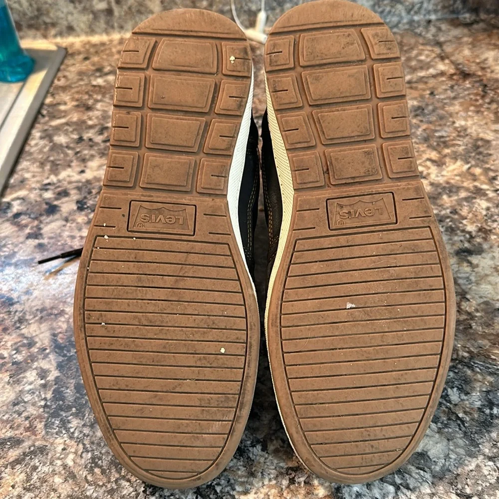 Levi's Mid Top Sneakers Mens Size 7.5. Black.